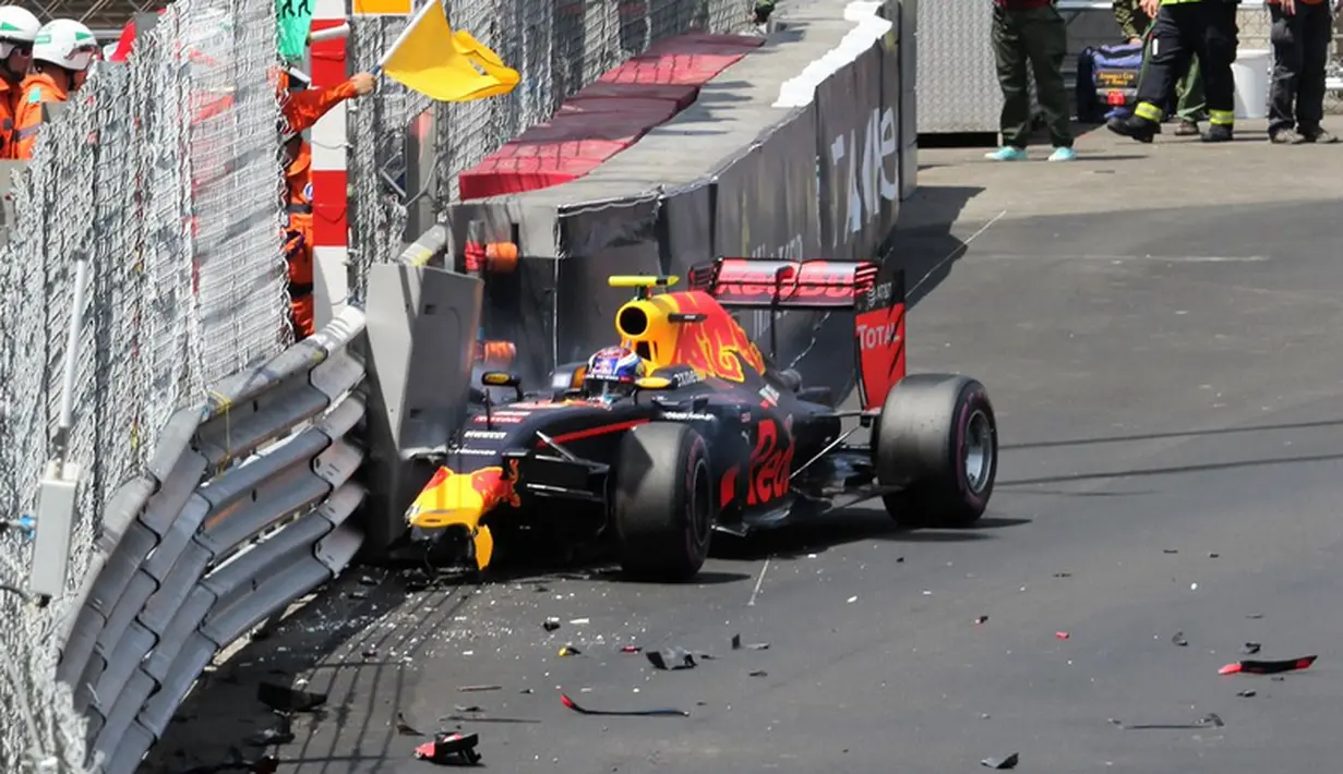 Pebalap Red Bull, Max Verstappen, menabrak dinding pembatas saat kualifikasi pertama F1 GP Monako, Sabtu (28/5/2016). (Bola.com/Twitter/F1)