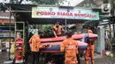 Petugas PPSU menyiapkan perahu karet saat kegiatan antisipasi banjir di Posko Siaga Bencana Kelurahan Sunter Agung, Jakarta, Senin (18/10/2021). Kegiatan ini digelar dalam rangka memeriksa kesiapan tim dan perlengkapan SAR untuk penanganan banjir saat musim penghujan. (merdeka.com/Iqbal S. Nugroho)