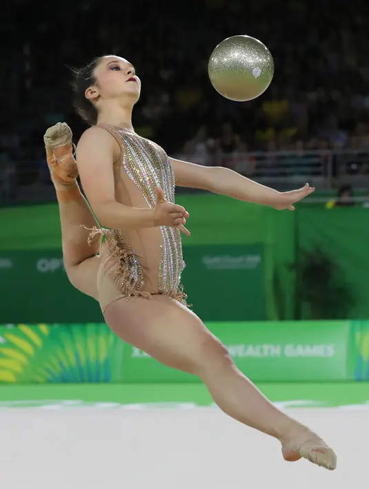 Pesenam asal Gibraltar, Emma Bosio menunjukkan kebolehannya beraksi dengan bola selama babak kualifikasi Senam Ritmik Commonwealth Games 2018 di Gold Coast, Australia, Rabu (11/4). (AP Photo/Manish Swarup)