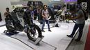 Pengunjung melihat pameran Indonesia Motorcycle Show (IMOS) 2018 di JCC, Jakarta, Rabu (31/10). Selain pameran, IMOS 2018 juga akan memberikan ruang edukasi berbagai hal mengenai otomotif. (Liputan6.com/Angga Yuniar)