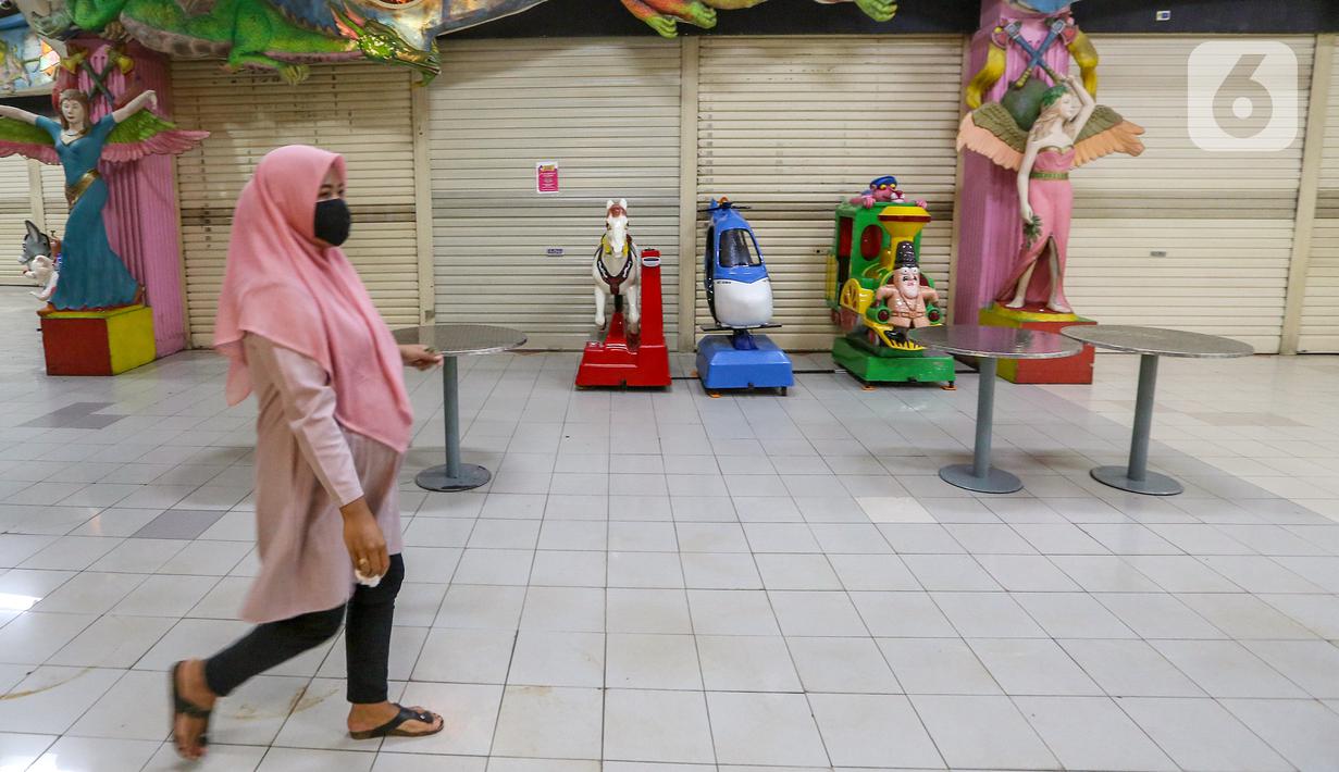 Pengunjung melintas di depan wahana bermain yang masih tutup selama PSBB di pusat perbelanjaan ITC BSD Serpong, Tangerang Selatan, Selasa (16/6/2020). Berdasarkan SK Gubernur Banten, penerapan PSBB Tangerang Raya diperpanjang hingga 28 Juni. (Liputan6.com/Fery Pradolo)