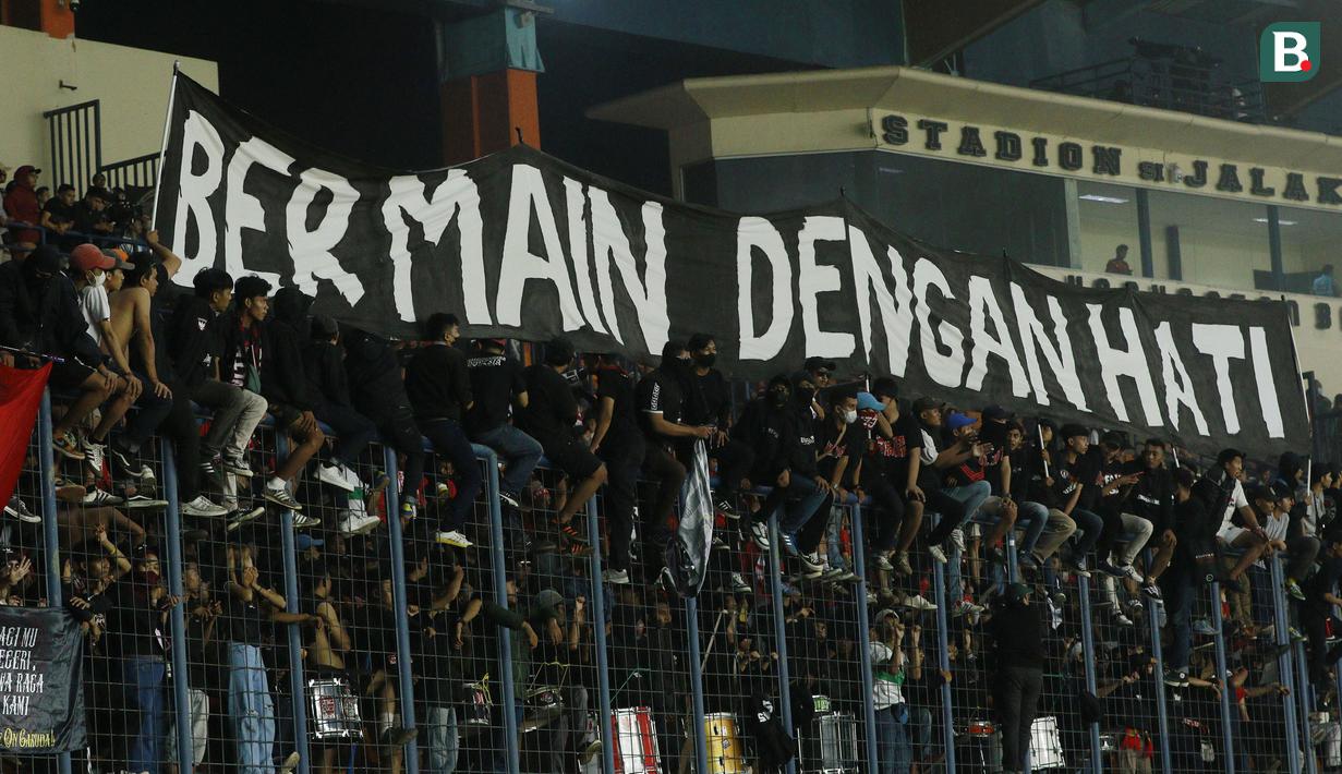 Suporter Timnas Indonesia memberikan dukungan kepada skuat Garuda dengan membentangkan spanduk bertulisakan "bermain dengan hati" saat laga uji coba internasional yang bertajuk FIFA Match Day antara Indonesia melawan Bangladesh di Stadion Si Jalak Harupat, Bandung, Rabu (01/06/2022). Pertandingan berakhir dengan skor kacamata. (Bola.com/M Iqbal Ichsan)