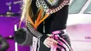 Avril Lavigne tampil bersama Machine Gun Kelly (tidak terlihat) pada hari kedua Festival Musik Lollapalooza di Grant Park, Chicago, Amerika Serikat, 29 Juli 2022. Lollapalooza 2022 menjadi salah satu festival musik terbesar di Amerika Serikat. (Photo by Rob Grabowski/Invision/AP)
