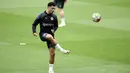 Pemain Borussia Dortmund, Jadon Sancho, mengontrol bola saat sesi Latihan jelang laga leg dua semi final Liga Champions melawan Paris Saint-Germain (PSG) di Parc des Princes, Paris, Senin (7/5/2024). (AFP/Frank Fife)