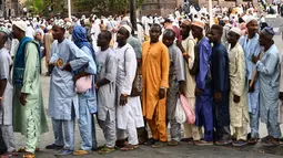 Di Kota Makkah, untuk mencari makanan gratis dan air mineral sangat mudah. (Sajjad HUSSAIN/AFP)