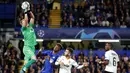 Kiper Valencia, Jasper Cillessen, menangkap bola saat melawan Chelsea pada laga Liga Champions di Stadion Stamford Bridge, Selasa (17/9/2019). Chelsea takluk 0-1 dari Valencia. (AP/Frank Augstein)