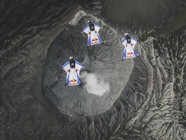 Tim Red Bull Skydive mencatat sejarah menjadi tim yang pertama kali melakukan penerjunan dengan wingsuit di atas Gunung Bromo, Jawa Timur. 2 Maret 2015. (Red Bull Content Pool)