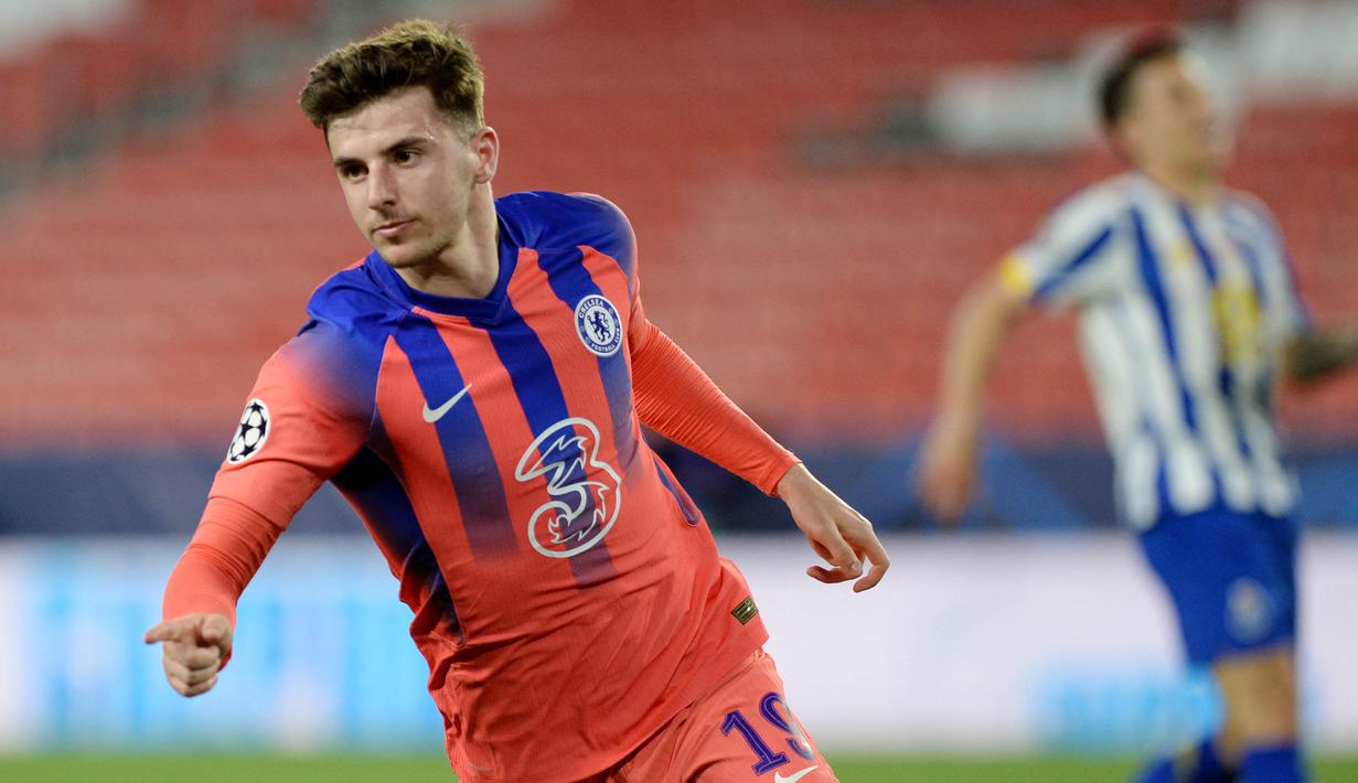 Pemain Chelsea, Mason Mount, melakukan selebrasi usai mencetak gol ke gawang FC Porto pada laga Liga Champions di Stadion Ramon Sanchez Pizjuan, Kamis (8/4/2021). Chelsea menang dengan skor 2-0. (AFP/Cristina Quicler)