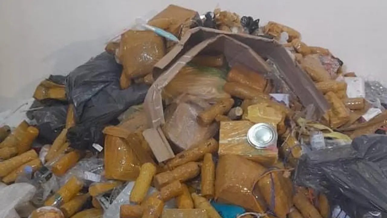 Ribuan liter air Zamzam ditemukan dalam Pembongkaran koper jemaah haji sebelum pemulangan ke tanah air. (Foto: Kemenag)