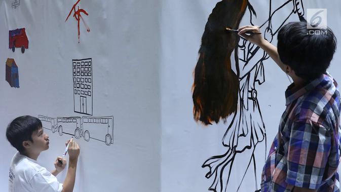 Penyandang disabilitas tampak serius saat melukis mural di kanvas sepanjang 20 meter di Balai Kota DKI Jakarta, Kamis (11/10). Kegiatan tersebut diadakan sebagai sarana untuk para penyandang disabilitas berkarya. (Liputan6.com/Immanuel Antonius)