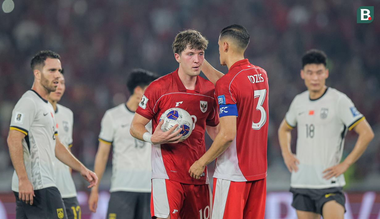 <p>Pemain Timnas Indonesia, Jay Idzes memberikan bola kepada Ole Romeny untuk mengeksekusi tendangan penalti dalam laga lanjutan putaran ketiga Kualifikasi Piala Dunia 2026 melawan China di Stadion Utama Gelora Bung Karno (SUGBK), Senayan, Jakarta, Selasa (05/06/2025). (Bola.com/Bagaskara Lazuardi)</p>