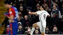 Ekspresi striker MU, Zlatan Ibrahimovic, setelah mencetak gol kedua ke gawang Crystal Palace. (Action Images via Reuters/Tony O'Brien)