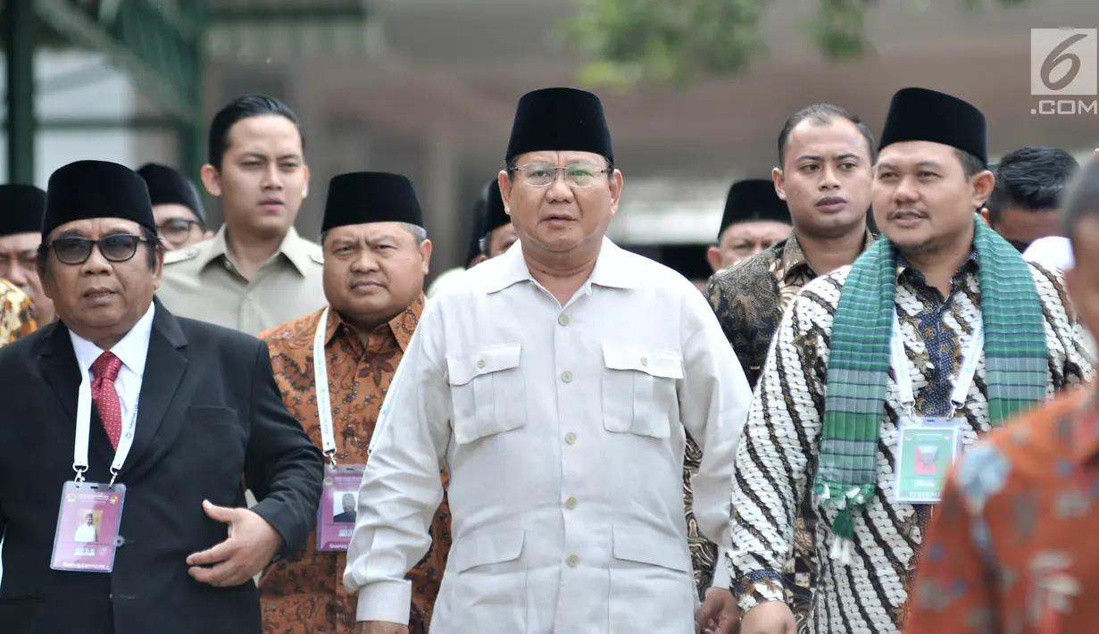 <p>Calon presiden nomor urut 02 Prabowo Subianto (tengah) saat akan menghadiri Rakernas LDII di Pondok Gede, Jakarta, Kamis (11/10). Kehadiran Prabowo untuk memberi pembekalan dalam pertemuan anggota LDII se-Indonesia. (Merdeka.com/Iqbal Nugroho)</p>