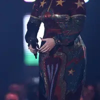 Tak hanya itu, Adele menyebut 'Larry' untuk menamai janggut yang tumbuh disekitar wajahnya. (AFP/Bintang.com)