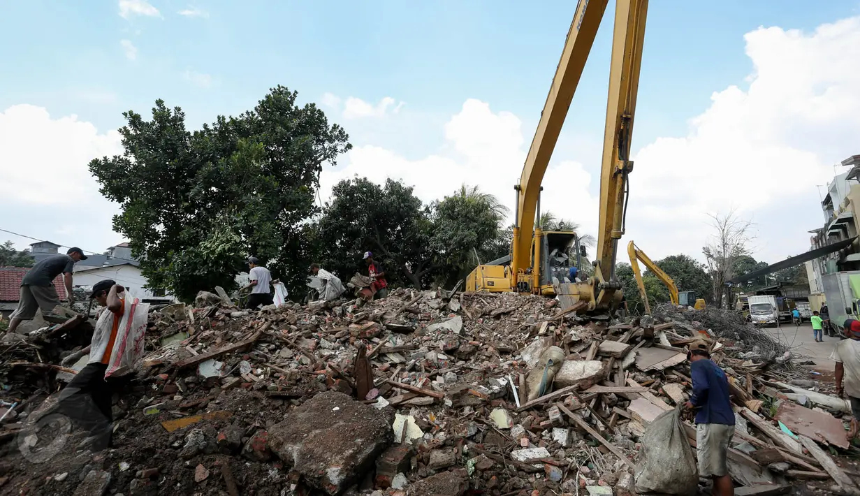 Sejumlah warga mencari sisa-sisa barang di lokasi penggusuran Pinangsia, Jakarta Barat, Kamis (28/05/2015). Warga terpaksa bertahan di lokasi penggusuran karena ditolak saat akan mengambil kunci di Rusun Marunda. (Liputan6.com/ Faizal Fanani)