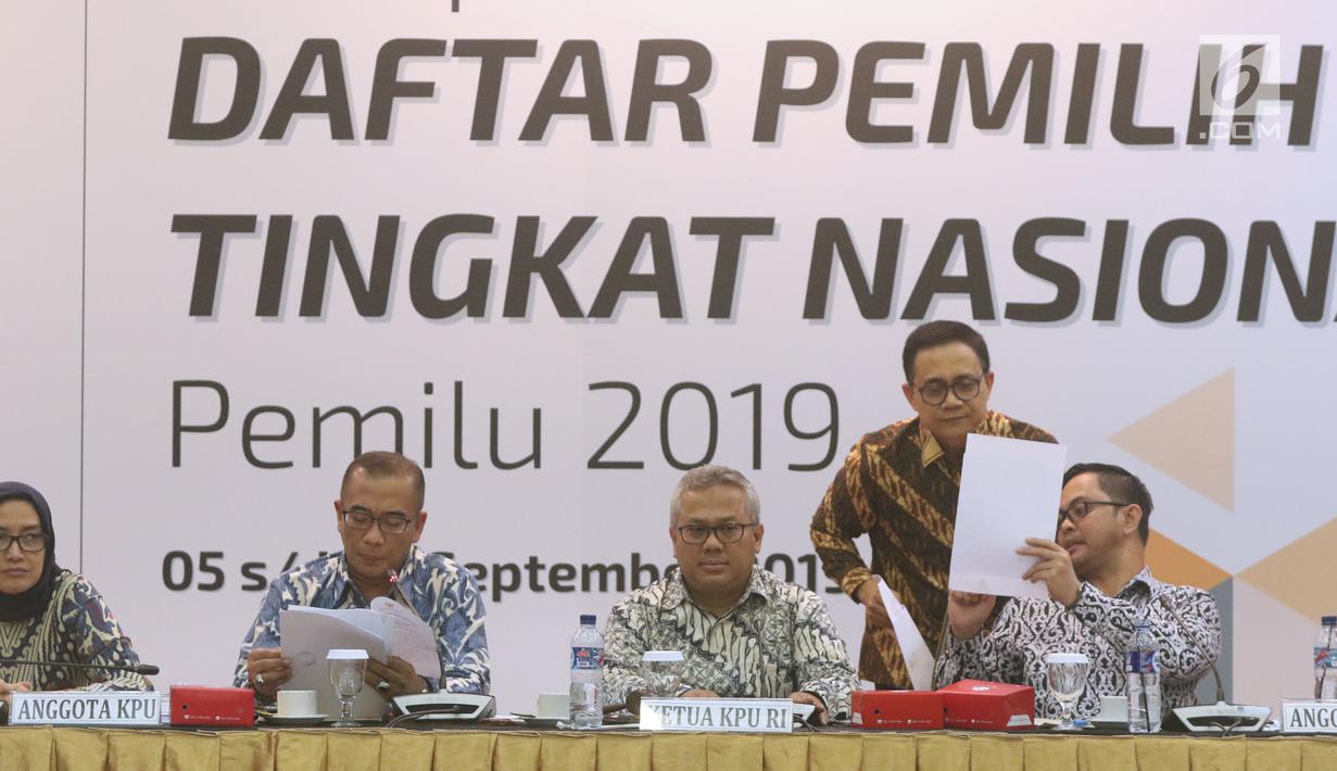 Ketua KPU RI, Arief Budiman (tengah) bersama komisioner KPU saat rapat pleno rekapitulasi DPT tingkat nasional di Jakarta, Rabu (5/9). Rapat pleno dihadiri perwakilan partai politik peserta Pemilu 2019. (Liputan6.com/Helmi Fithriansyah)