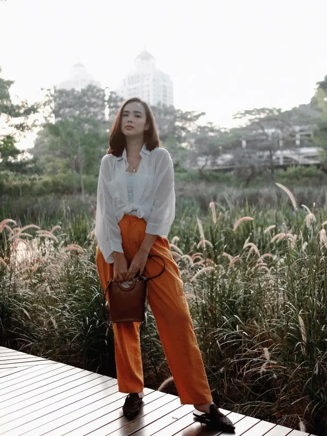 Potret Gaya Kasual Pamela Bowie Saat Kenakan Kemeja. (Sumber: Instagram/pamybowie)