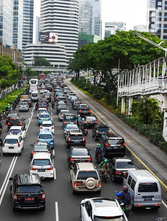 Sejumlah mobil melintas di jalan Sudirman, Jakarta, Senin  (10/2/2020). Pada tahun 2019, industri otomotif nasional mengalami penurunan penjualan, terutama kendaraan komersial yang turun 18, 26 persen atau sekitar 94.000 unit. (Liputan6.com/Angga Yuniar)