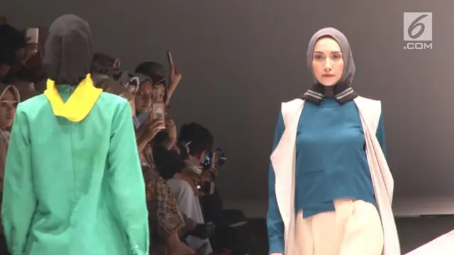 Kolaborasi seni bisa datang dari mana saja, contohnya desainer modest wear dengan kartunis. Hal unik ini hadir di JFW 2018.