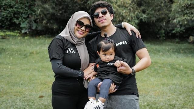 Atta Halilintar mengajari putrinya berjalan
