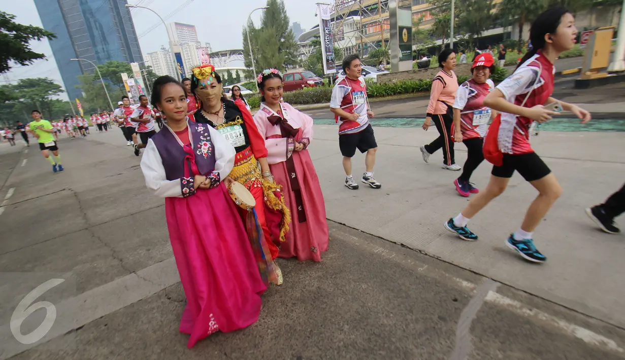 Kostum Unik Ramaikan Joyful Run & Walk 2017 - Foto Liputan6.com