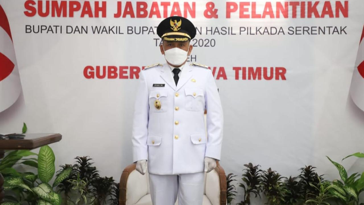 Wabup Tuban Riyadi dilantik secara virtual karena positif Covid-19. (Ahmad Adirin/Liputan6.com)