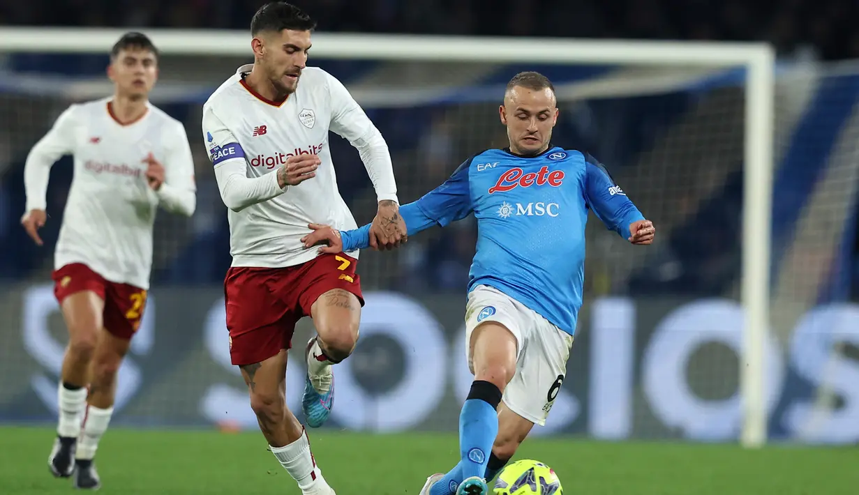 Pemain Napoli Stanislav Lobotka (kanan) menggiring bola menjauh dari para pemain Napoli pada pertandingan sepak bola Liga Italia di Stadion Diego Armando Maradona, Naples, Italia, 29 Januari 2023. Napoli makin kokoh puncaki klasemen sementara Liga Italia usai mengalahkan AS Roma dengan skor 2-1. (Alessandro Garofalo/LaPresse via AP)