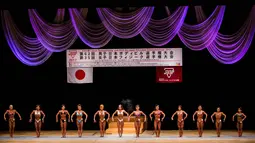 Suasana kejuaraan biranaga wanita Jepang di Tokyo (9/10). Di Jepang binaraga wanita didominasi oleh wanita berusia empat puluhan dan lima puluhan, karena biasanya mulai setelah anak mereka tumbuh dewasa. (AFP Photo/Behrouz Mehri)