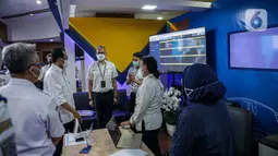Menteri Perhubungan Budi Karya Sumadi meninjau layar command centre sebagai pusat informasi mudik 2022 di Gedung Kementerian Perhubungan, Jakarta, Senin (25/5/2022). Command centre ini, berbagai instansi terkait yang bertanggung jawab terhadap pelaksanaan mudik. (Liputan6.com/Faizal Fanani)