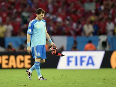 Kapten Timnas Spanyol, Iker Casillas, tertunduk usai dikalahkan Chile 0-2 di Stadion Maracana, Rio de Janeiro, Brasil, (19/6/2014). (AFP PHOTO/Lluis Gene)