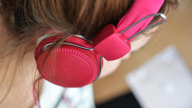 Ilustrasi mendengarkan musik, lagu