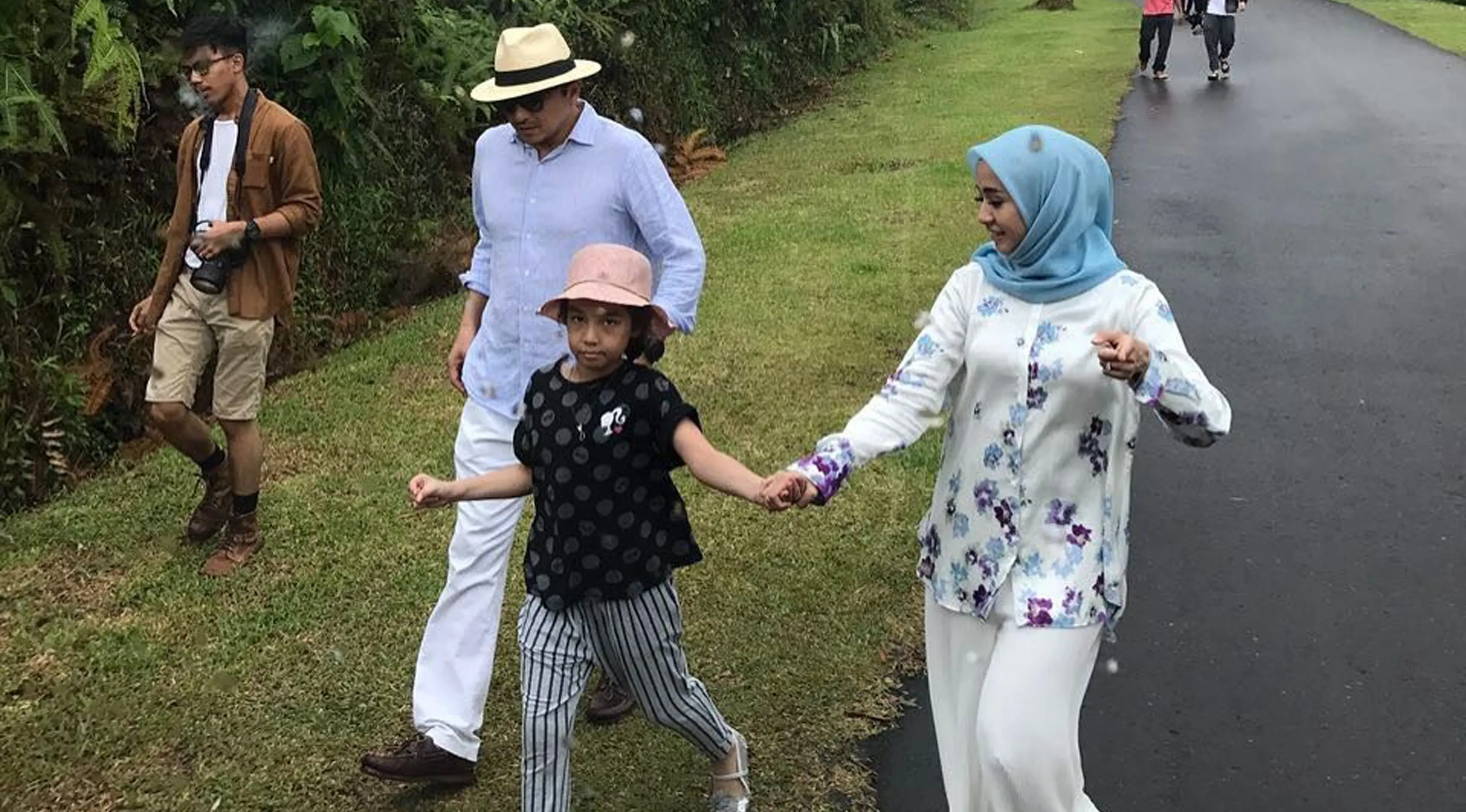 Artis Laudya Cynthia Bella berjalan sambil menggenggam tangan anak Engku Emran, Engku Aleesya saat menuju lokasi foto prewedding di Sumatera Barat. (instagram/laudyacynthiabella)