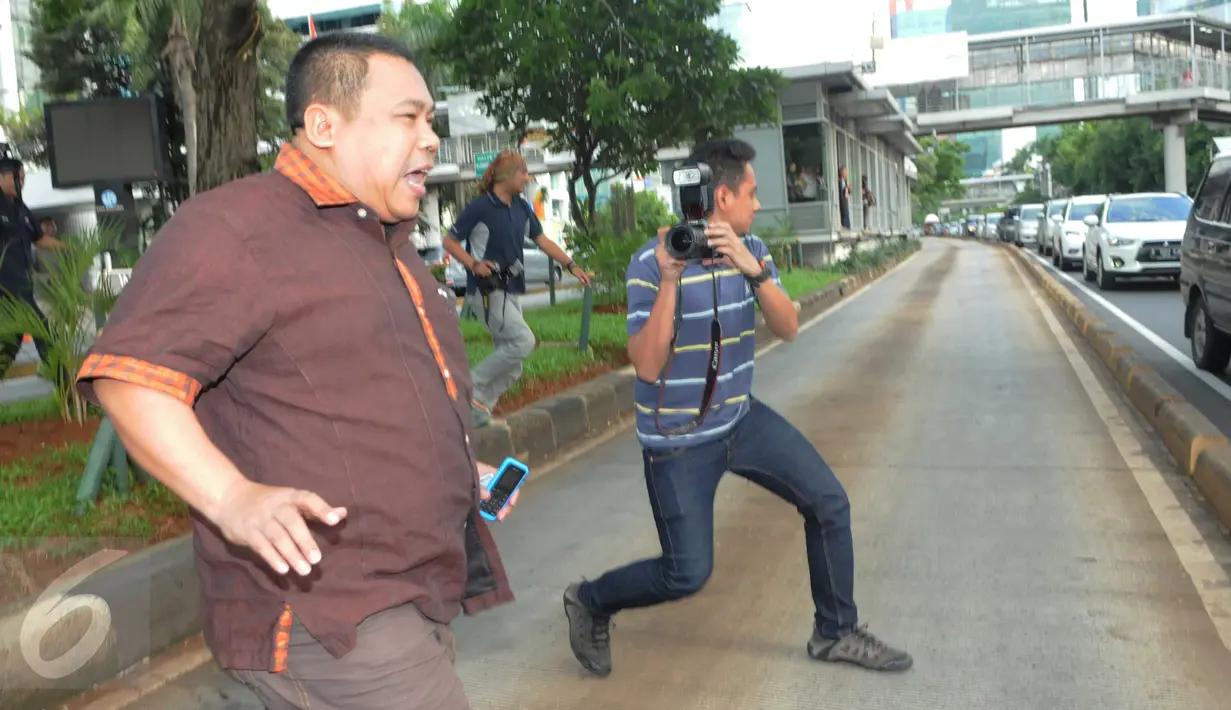 Anggota Komisi V DPR F-PKB Fathan Subchi, lari terbirit-birit usai pemeriksaan sebagai saksi terkait kasus suap Damayanti Wisnu Putranti, di KPK, Jakarta, Kamis (25/2). Fathan diperiksa sebagai saksi untuk tersangka Abdul Khoir (Liputan6.com/Helmi Afandi)