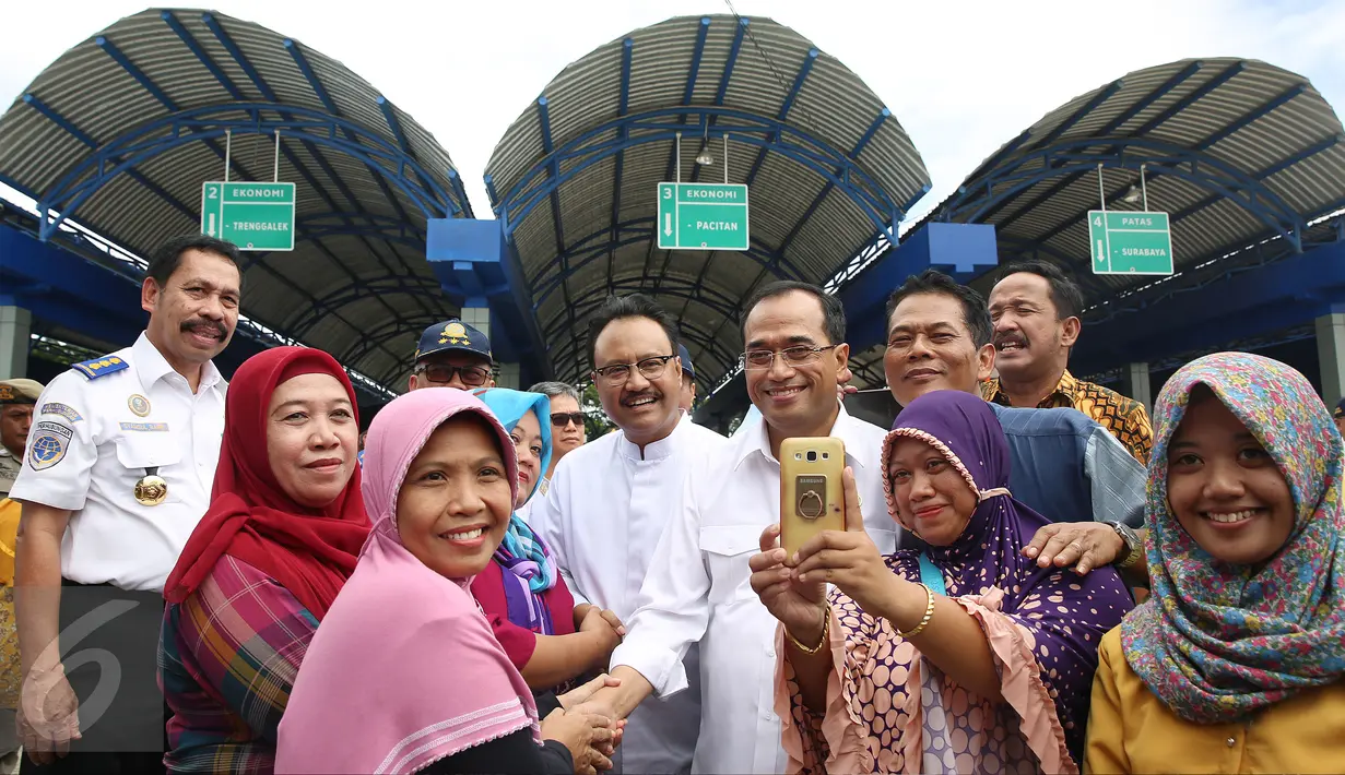 Menteri Perhubungan Budi Karya Sumadi didampingi Wakil Gubernur Jawa Timur, Saifullah Yusuf berfoto bersama calon penumpang setelah meresmikan Terminal Bus Tipe A Seloaji di Kabupaten Ponorogo, Jawa Timur, Jumat (3/2). (Liputan6.com/Johan Tallo)