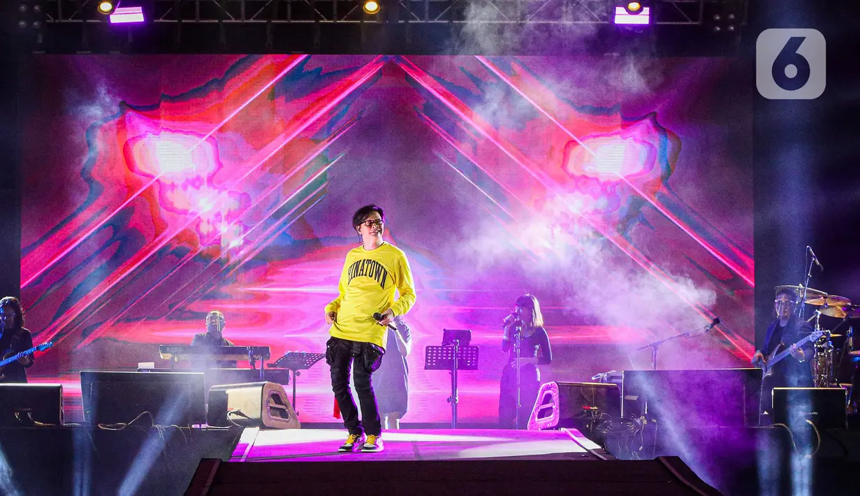Penampilan penyanyi Armand Maulana pada hari kedua konser New Live Experience 2020 di Parkir Barat JIExpo Kemayoran, Jakarta, Minggu (30/8/2020). Dalam penampilannya, Armand membawakan beberapa lagu hits dari album terbaiknya. (Liputan6.com/Faizal Fanani)