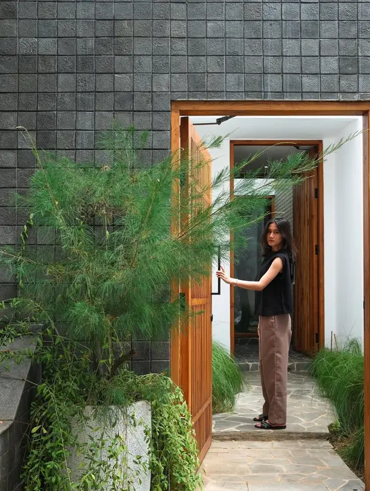 Bukan cuma taman bonsai, kamar mandi Keisya juga nggak kalah menawan. Meskipun bergaya minimalis, bathtub yang ada di kamar mandi memberikan kesan mewah dan elegan. Perpaduan unsur minimalis dan mewah ini menciptakan keseimbangan yang pas, bikin siapapun yang melihatnya langsung ingin bersantai di sana. (Liputan6.com/IG/@keisyalevronka)