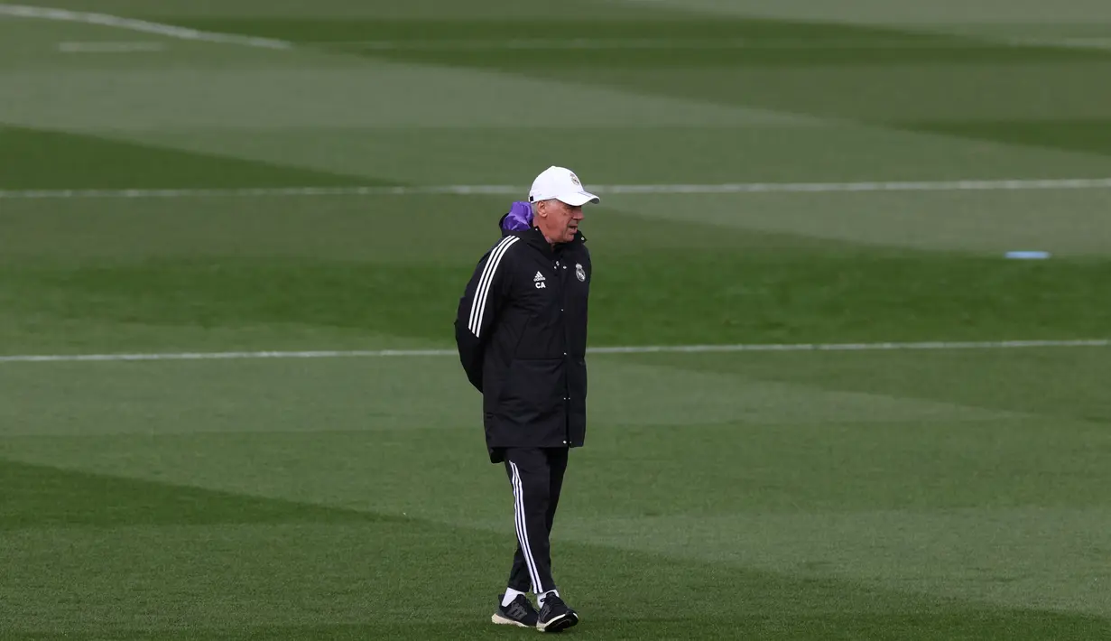 Pelatih Real Madrid, Carlo Ancelotti memimpin sesi latihan tim di kompleks latihan Ciudad Real Madrid di Valdebebas, pinggiran kota Madrid, Rabu (1/3/2023). Madrid dan Barcelona sudah bertarung dua kali di ajang resmi musim ini. Dalam dua laga El Clasico tersebut, Madrid dan Barcelona masing-masing meraih satu kemenangan. Skornya pun identik, yakni sama-sama 3-1. (AFP/Pierre-Philippe Marcou)