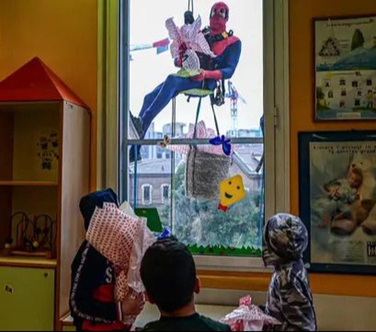 Orang-orang berpakaian seperti 'Spiderman' mengantarkan telur Paskah kepada pasien anak-anak yang dirawat di bangsal anak di Klinik De Marchi, Milan, Italia, pada 28 Maret 2024. Paskah merupakan hari raya bagi umat Nasrani untuk merayakan kepercayaan akan