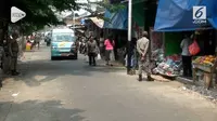 Setelah 25 tahun dikuasai PKL, petugas kembalikan fungsi Jalan Teratai, Klender, Jakarta Timur.