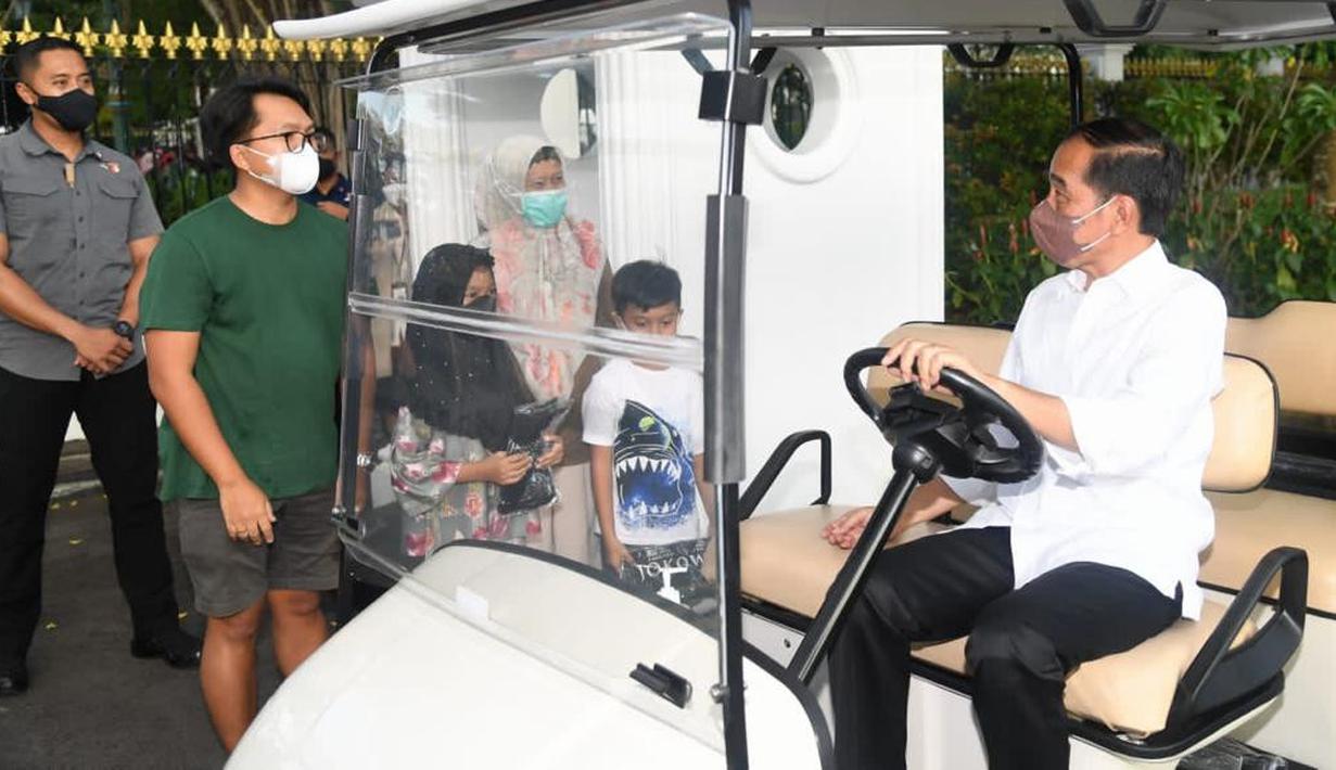 <p>Presiden Joko Widodo atau Jokowi menyapa masyarakat yang berada di area sekitar Istana Kepresidenan Yogyakarta pada Selasa 3 Mei 2022. Pada hari kedua lebaran, Jokowi bermain bersama cucu-cucunya di halaman Istana Kepresidenan. (Foto: Lukas - Biro Pers Sekretariat Presiden)</p>