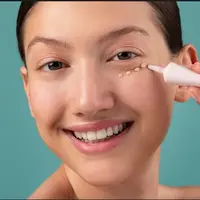 Tinted sunscreen dan skin tint sama-sama memberikan gaya no makeup look. (foto: jcomp/freepik)