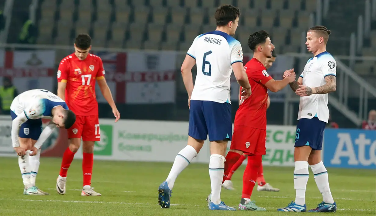 Para pemain Inggris dan Makedonia Utara saling menyapa pada penghujung pertandingan sepak bola Grup C Kualifikasi Euro 2024. (AP Photo/Boris Grdanoski)