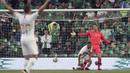 Pemain Amerika, Bobby Wood saat membobol gawang Irlandia pada laga uji coba di Aviva Stadium, Dublin, (2/6/2018). Irlandia menang 2-1. (Brian Lawless/PA via AP)