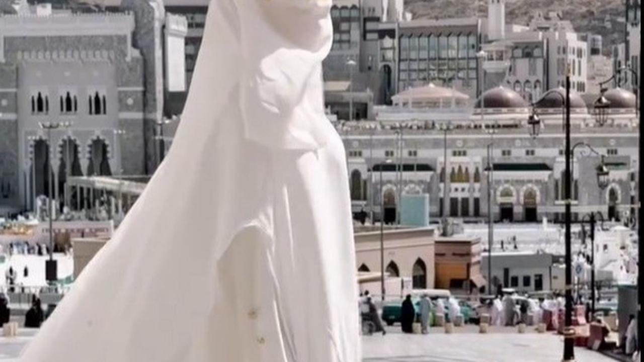 Meski Bercadar, Celine Evangelista Tetap Terlihat Cantik dan Anggun Pakai Gamis Putih saat Jalani Umrah Perdana