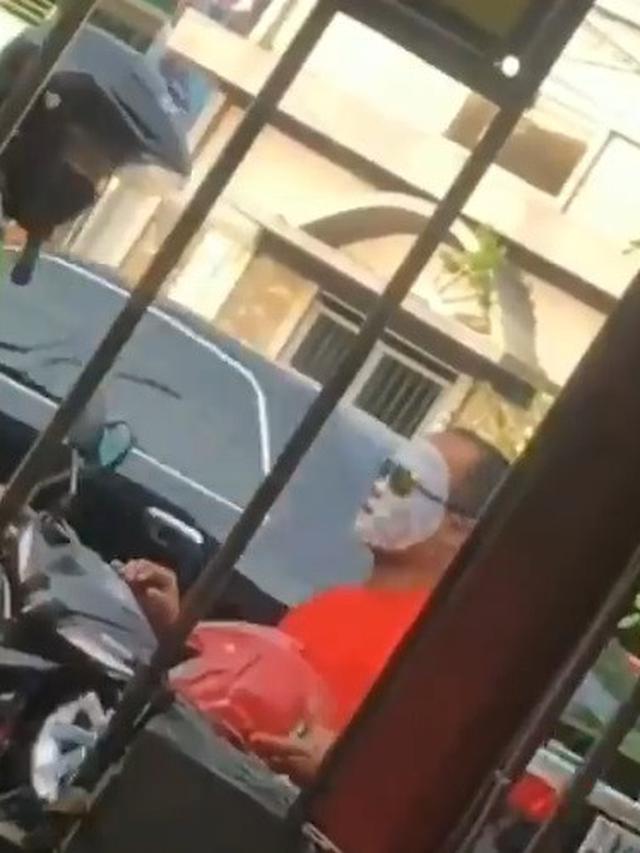 pria kenakan masker kecantikan