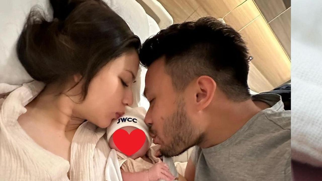 "Jatuh cinta (lagi) ❤️ Welcoming our lil MVP to the big league! 👶🏻🎀🥇Only by His grace."<br>