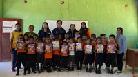 Mahasiswa KKN Tematik IMDE 'Merajut Nusantara III' Salurkan Buku ke Lima SD di Ngada NTT