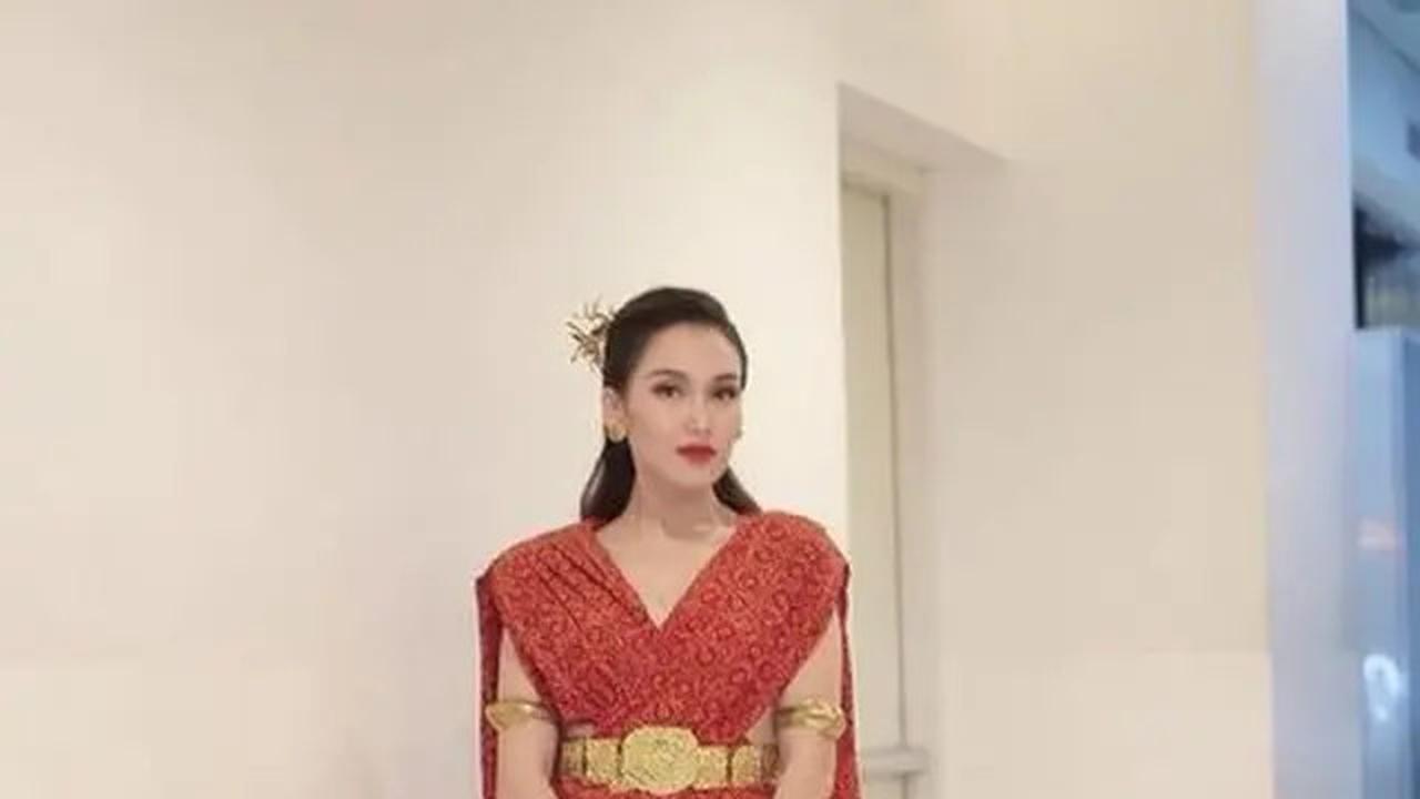 Pesona Selebriti Tanah Air Berbalut Wastra Indonesia dari Ariel Tatum hingga Ayu Ting Ting