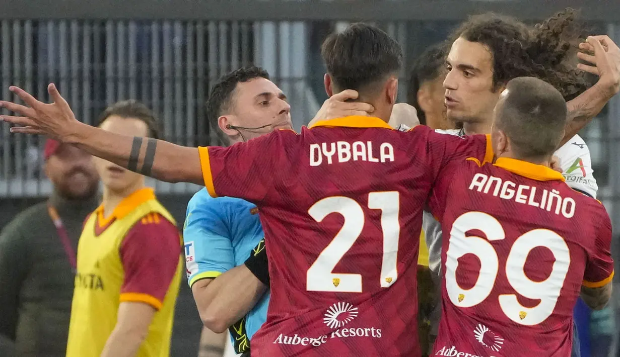 Tak selesai di situ, Dybala juga sempat mengeluarkan shin pad alias pelindung tulang keringnya yang bergambar momen kemenangan Dybala di Piala Dunia 2022, dengan mengalahkan Prancis dan Guendouzi di final. (AP Photo/Gregorio Borgia)