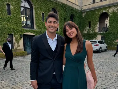 Seperti momen Aurelie Moeremans dan Tyler Bigenho kondangan bareng ini. Aurelie merasa terhormat bisa menghadiri pernikahan sepupu kekasihnya di New York. Mengenakan dress hijau, Aurelie Moeremans didoakan menyusul. (Liputan6.com/IG/@drtylerbigenho)